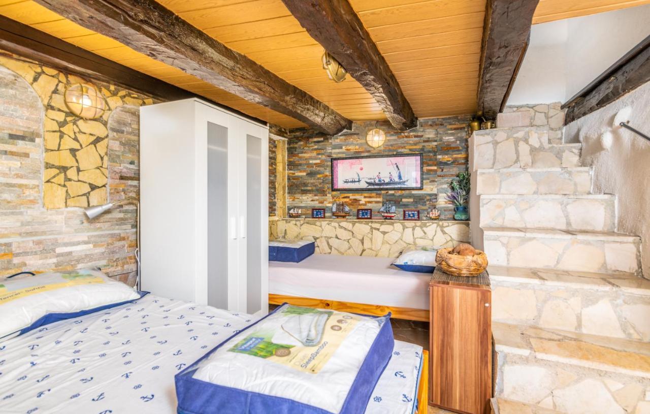 Stone House Knez Apartamento Vrbnik Exterior foto